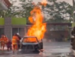 Viral !!!  Mobil Avanza Terbakar di SPBU 44.513.25, Diduga Pengangsu Pertalite
